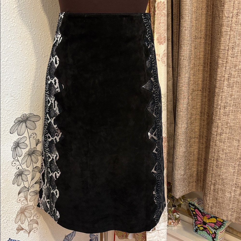 Vintage Y2K Metro Style black leather and silver snakeskin design skirt. Size 16 - Picture 11 of 17